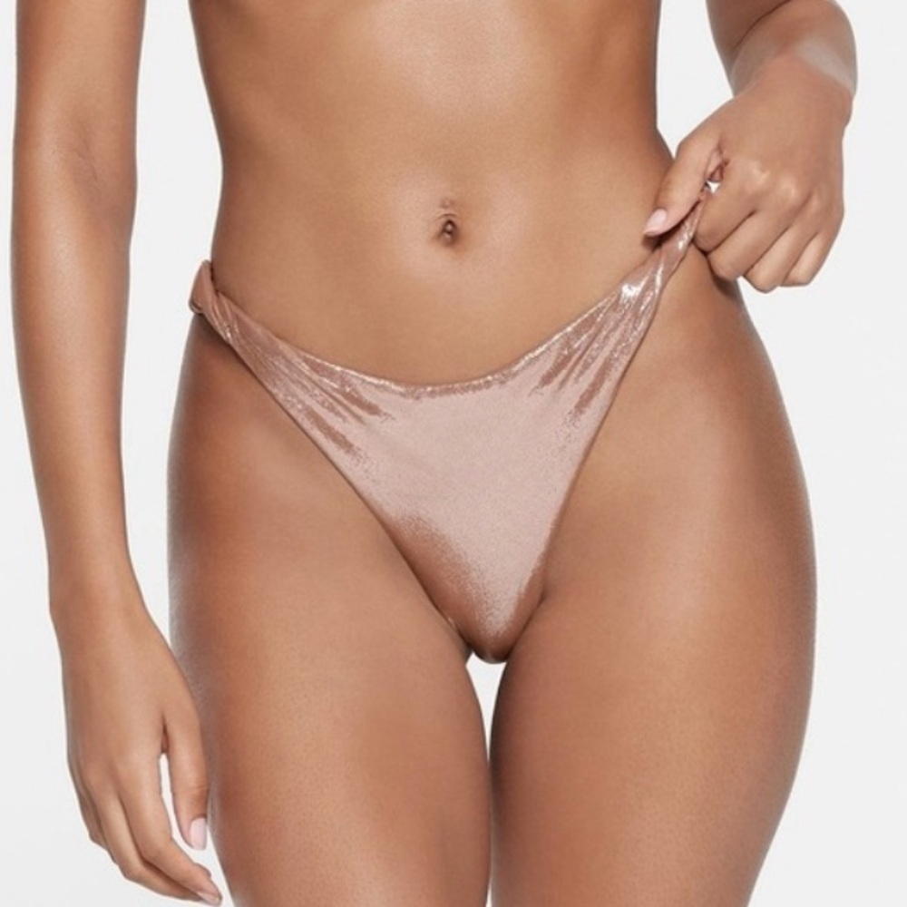 🤎SKIMS LIQUID SHINE SWIM TWISTED MID COVERAGE BIKINI BOTTOM CINNAMON XS